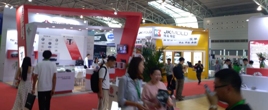 玉米视频app下载链接参观上海国际汽车内饰与外饰展览